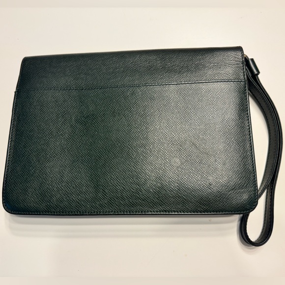 Louis Vuitton Taiga Clutch - Picture 13 of 13